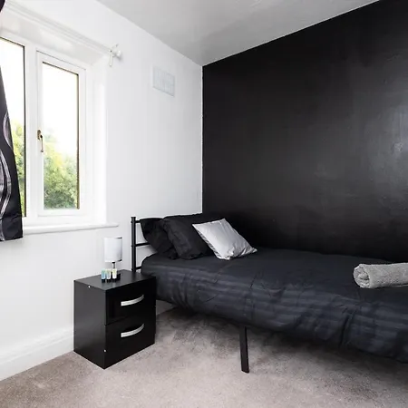 Alt-stay - Leeds - 3 Bed Budget Contractor With Parking بيت للعطل *