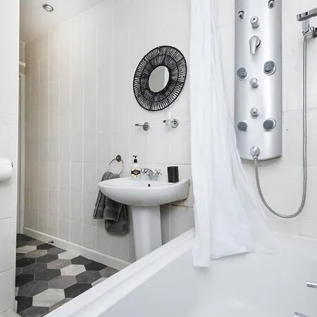 Alt-stay - Leeds - 3 Bed Budget Contractor With Parking بيت للعطل