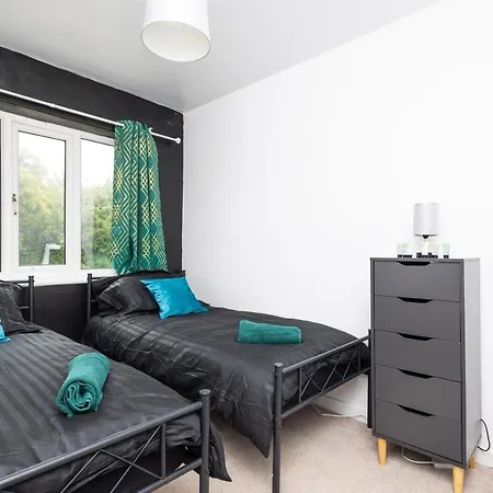 Alt-stay - Leeds - 3 Bed Budget Contractor With Parking بيت للعطل