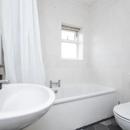 بيت للعطل Alt-stay - Leeds - 3 Bed Budget Contractor With Parking *