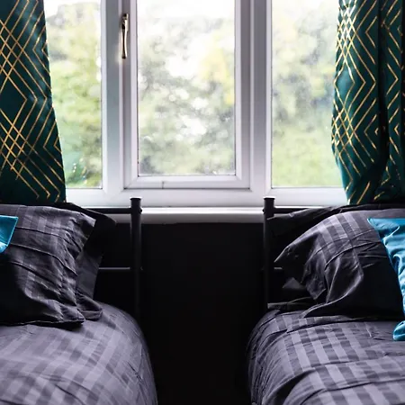 Alt-stay - Leeds - 3 Bed Budget Contractor With Parking *
