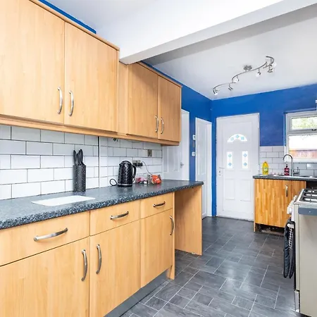 Alt-stay - Leeds - 3 Bed Budget Contractor With Parking *