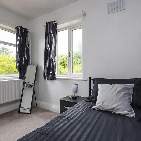 Alt-stay - Leeds - 3 Bed Budget Contractor With Parking بيت للعطل ليدز